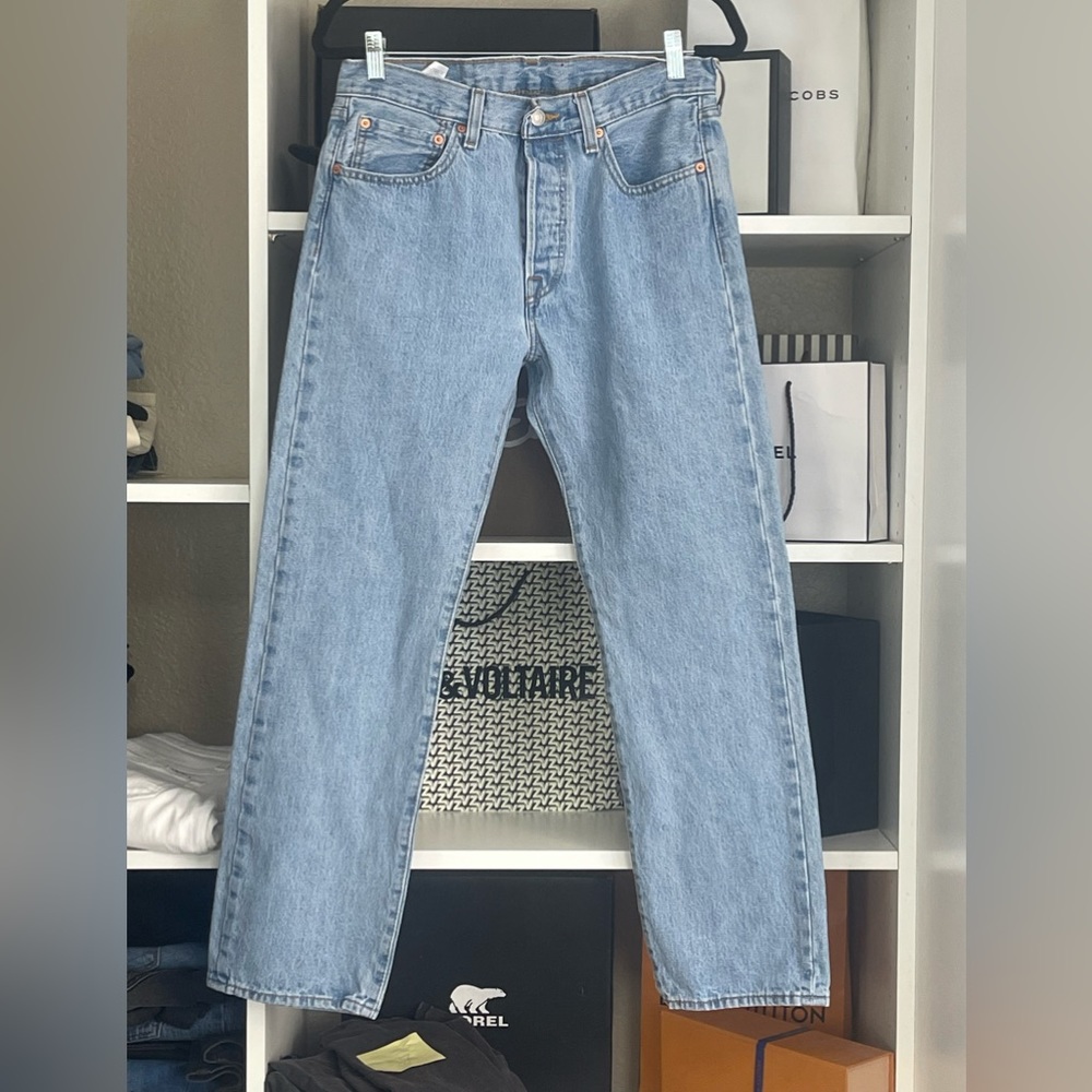 14. 501 Levi’s in a light wash 31
